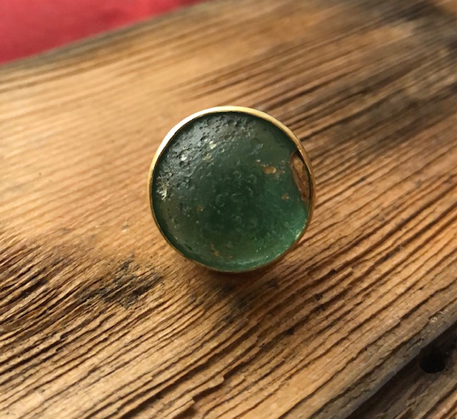 Anello pedina di vetro romana